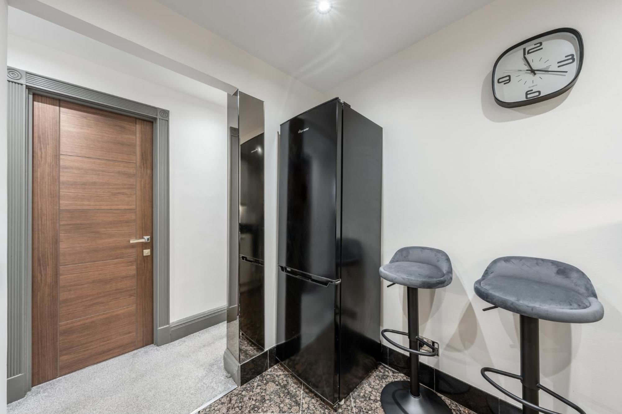 Deluxe With Terrace Over Harrods Apartment *